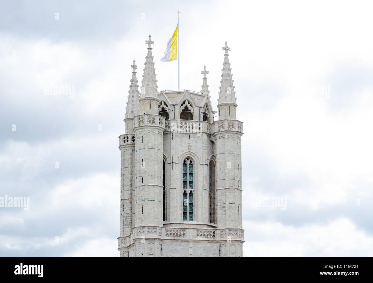Turm der Kathedrale Saint Bavo ist eine gotische Kathedrale im historischen Zentrum der belgischen Stadt Gent. Stockfoto