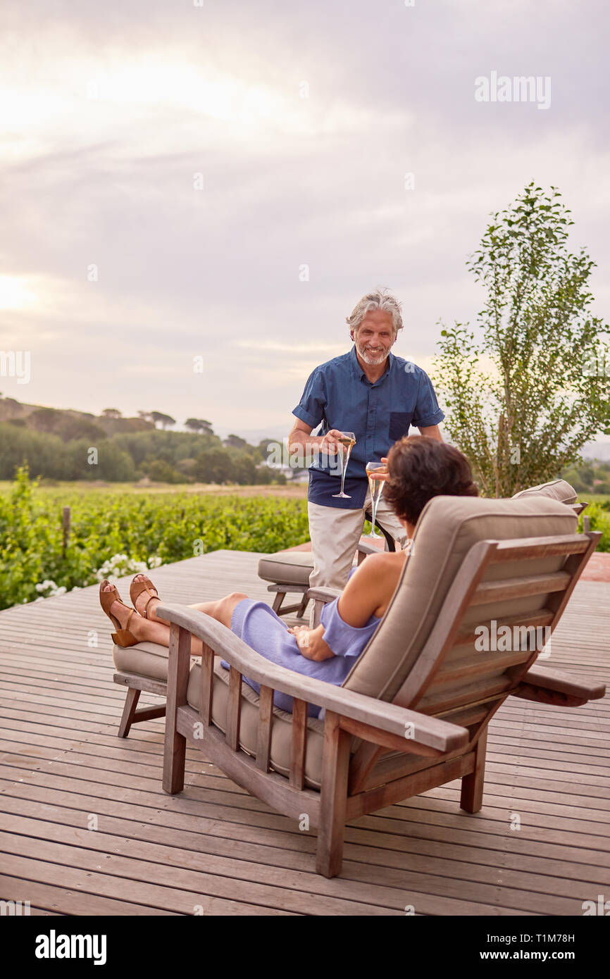 Reifes Paar entspannende, toasten Champagnergläser auf Resort Terrasse Stockfoto