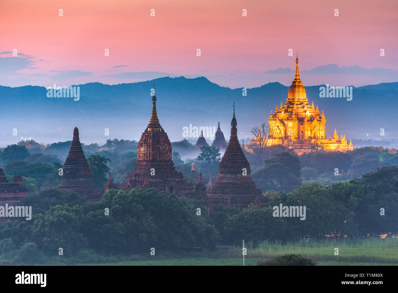 Bagan, Myanmar antiken Tempelruinen Landschaft in der archäologischen Zone in der Abenddämmerung. Stockfoto
