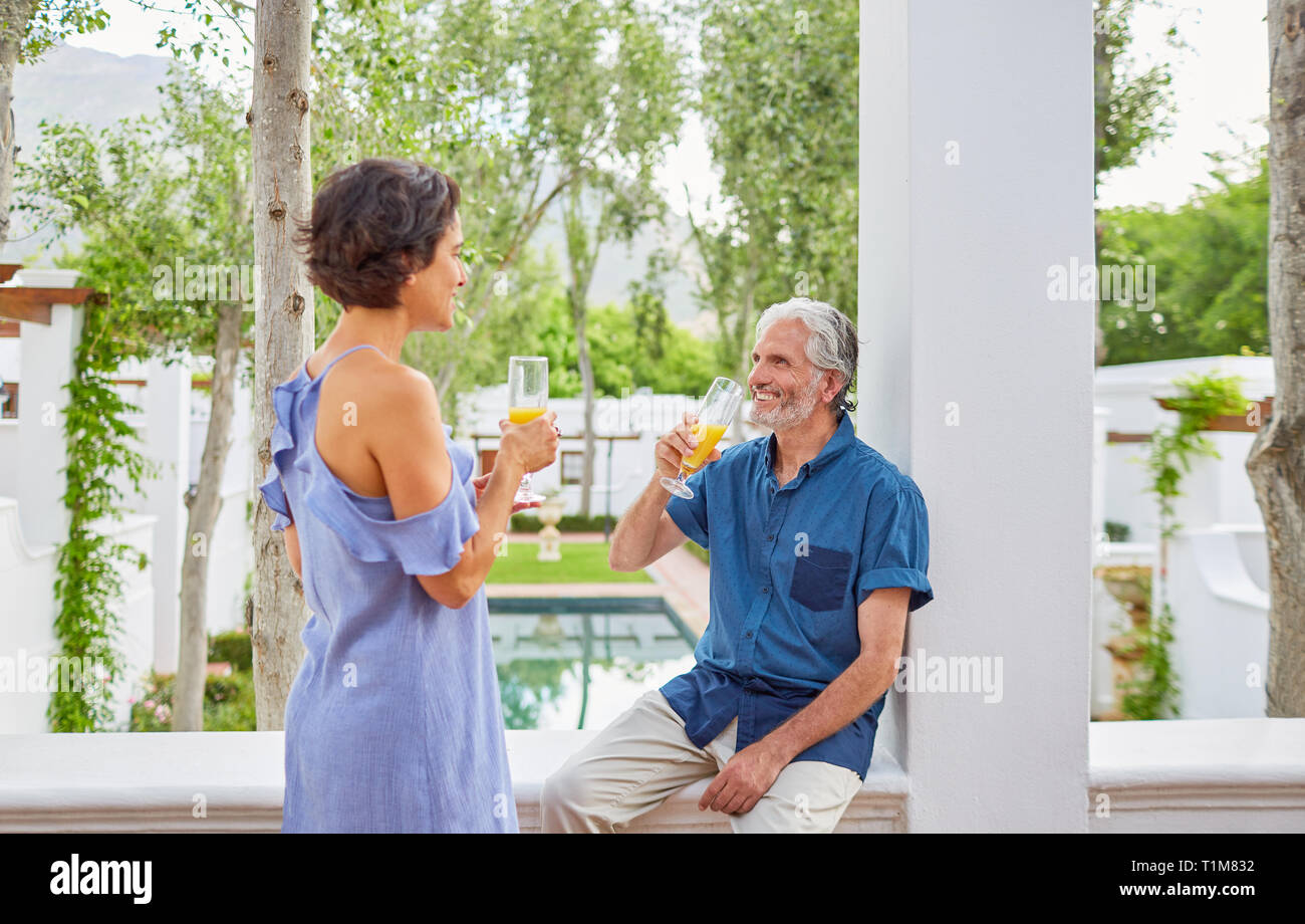 Reifes Paar trinken Mimosen auf hotel Balkon Stockfoto