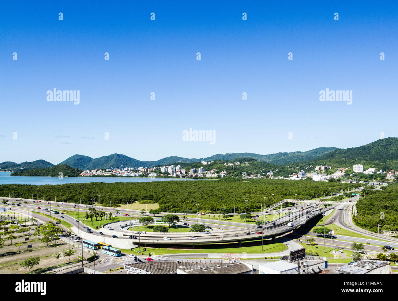 Ansicht der CIC-Brücke und den Mangroven von Itacorubi im Hintergrund. Florianopolis, Santa Catarina, Brasilien. Stockfoto