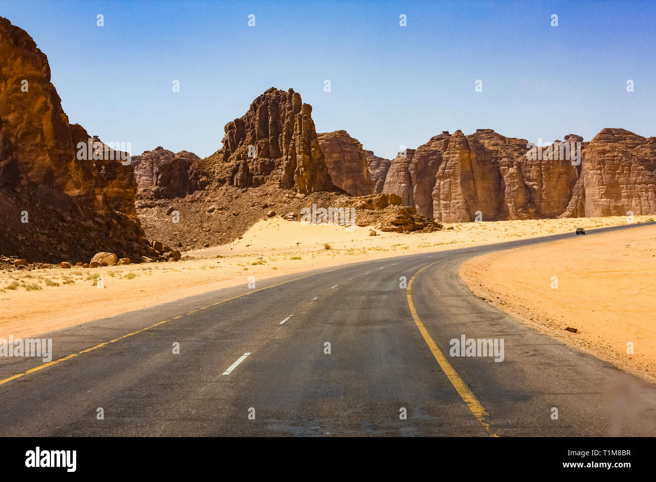Straße, die zu Al Ula, Saudi-Arabien Stockfoto