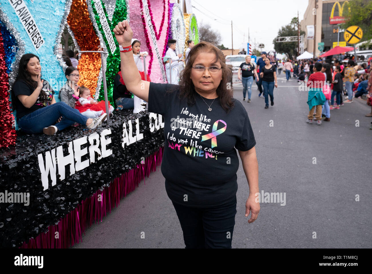 Hispanic Frau trägt Krebs - Bewusstsein t-shirt auf der Basis von Zeilen aus dem Buch von Dr. Seuss Kinder "grüne Eier und Schinken" an der Parade in der Innenstadt von Laredo, Texas. Stockfoto