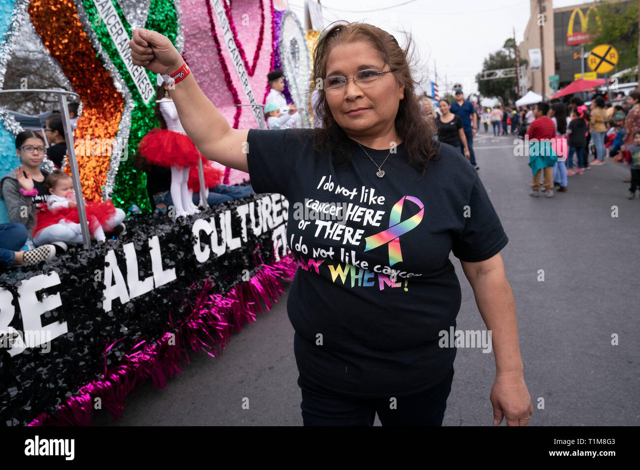 Hispanic Frau trägt Krebs - Bewusstsein t-shirt auf der Basis von Zeilen aus dem Buch von Dr. Seuss Kinder "grüne Eier und Schinken" an der Parade in der Innenstadt von Laredo, Texas. Stockfoto