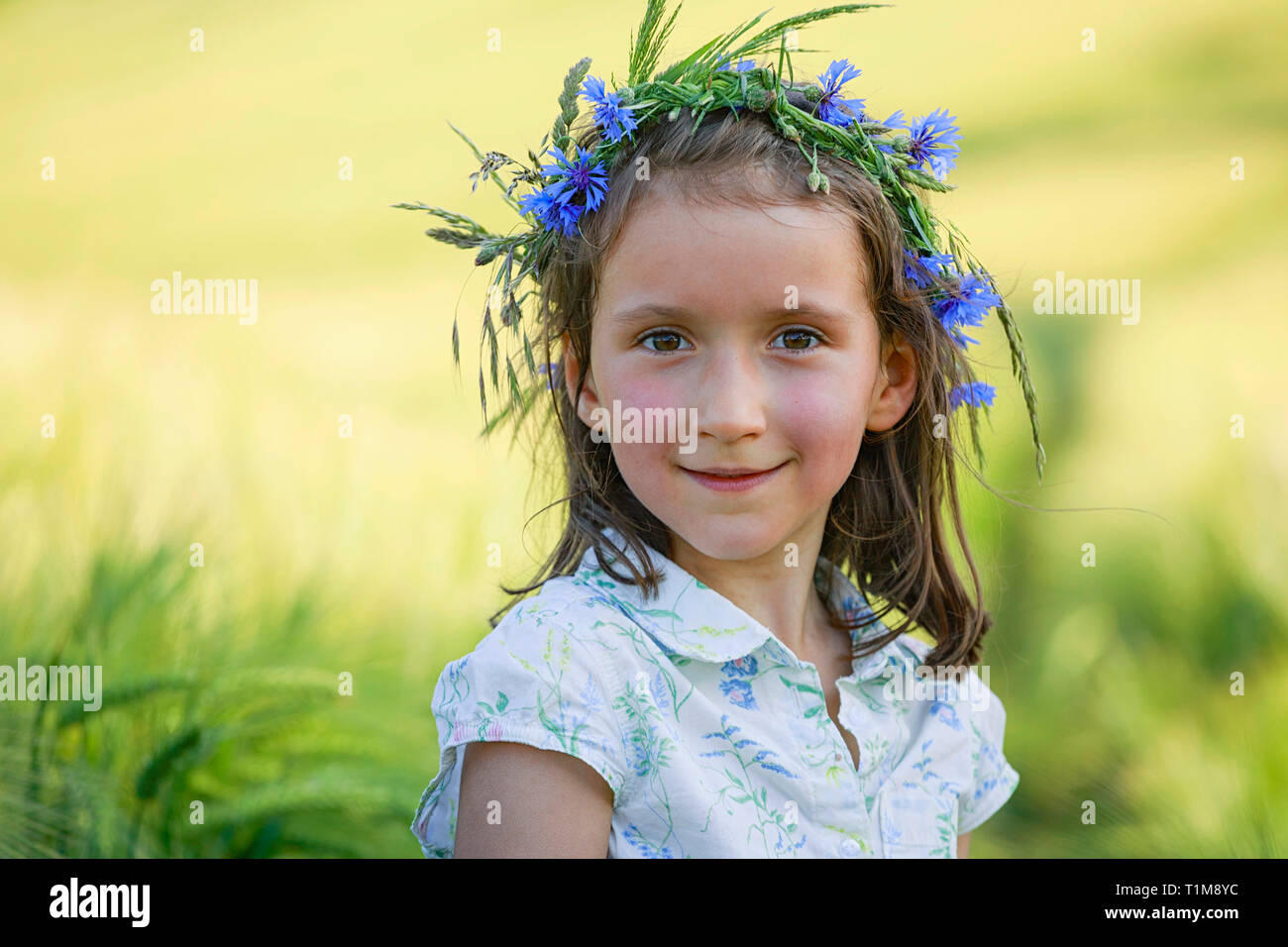 Portrait lächelnde Mädchen mit Blumen im Haar Stockfoto