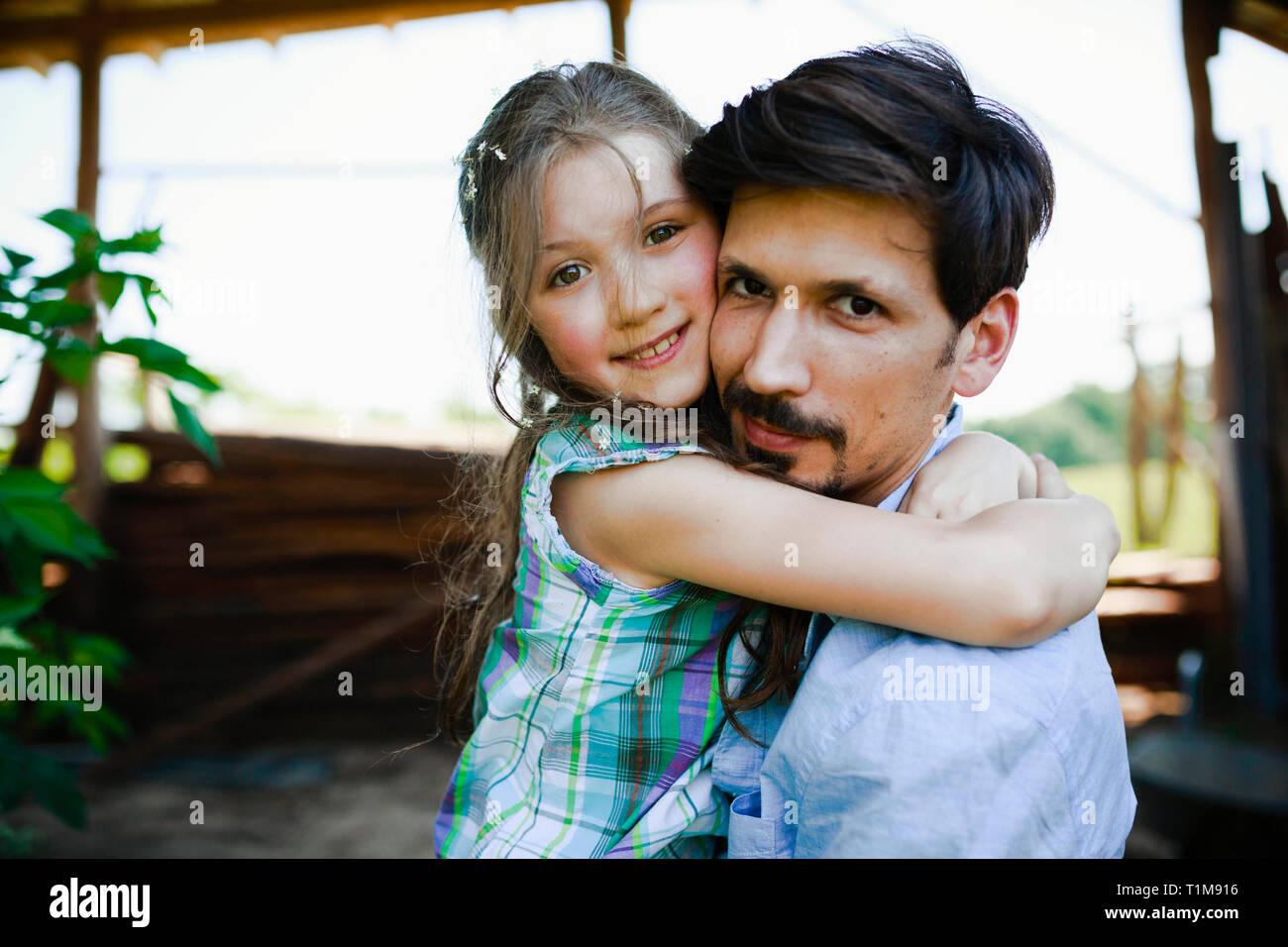 Portrait liebevoller Vater und Tochter umarmen Stockfoto