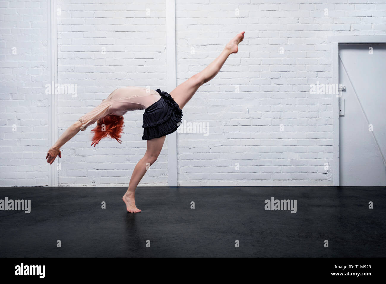 Anmutige moderne Tänzerin durchführen Stockfoto