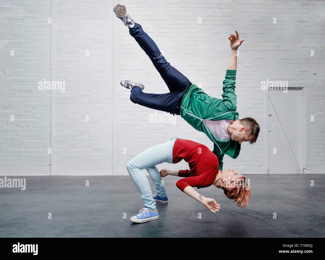 Moderne aerialistische Tänzer treten auf Stockfoto