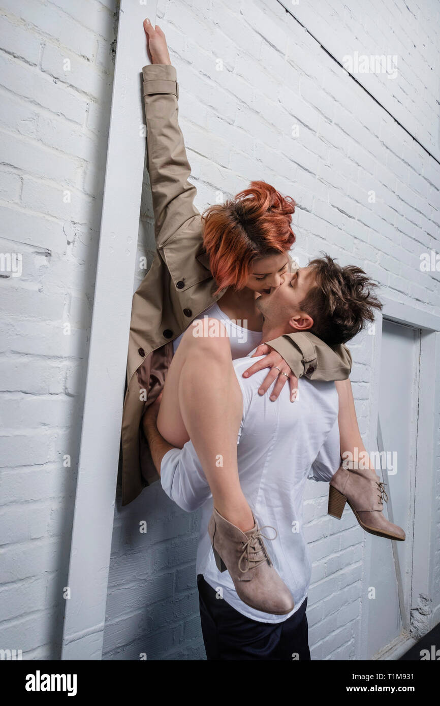 Moderne Tänzer gegen weiße Mauer küssen Stockfoto