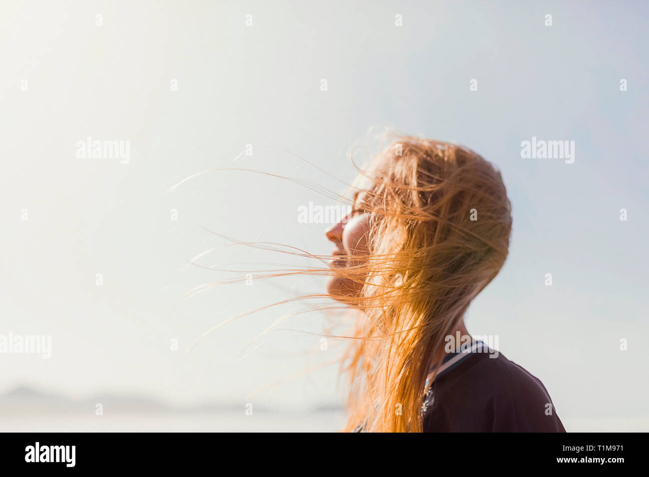 Heitere Frau in der Sonne aalen Stockfoto