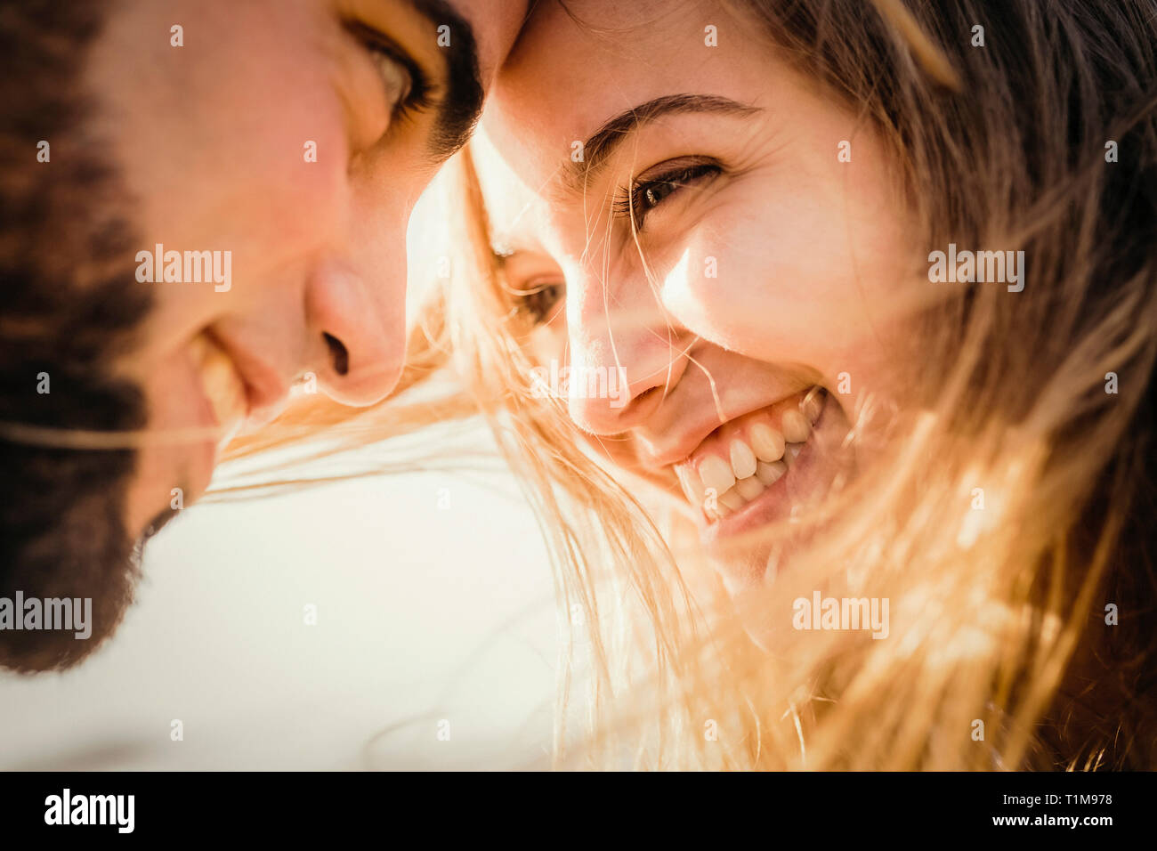 Close up glückliches Paar Kopf an Kopf Stockfoto
