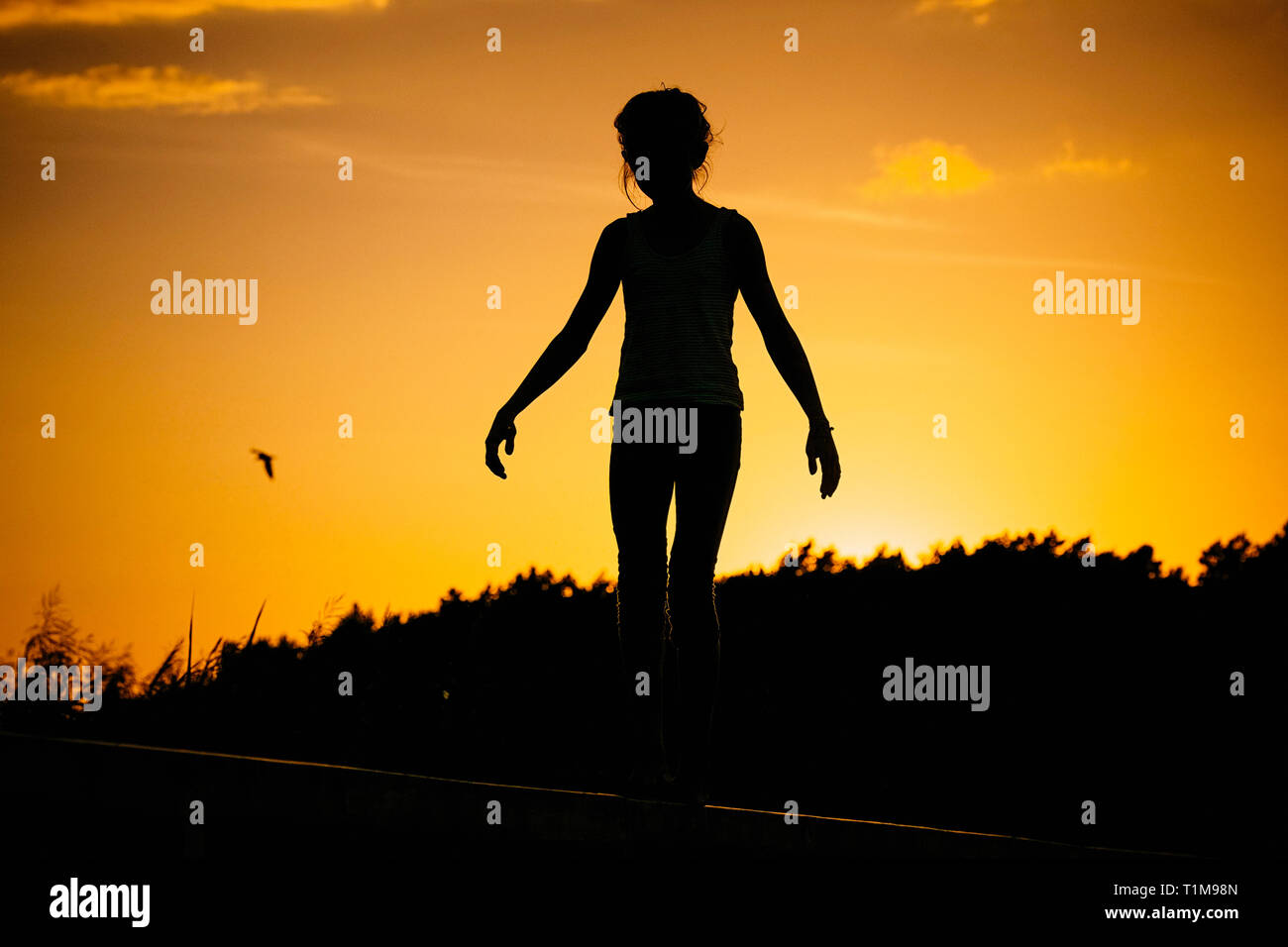 Silhouette Frau, gegen Sonnenuntergang Himmel Stockfoto
