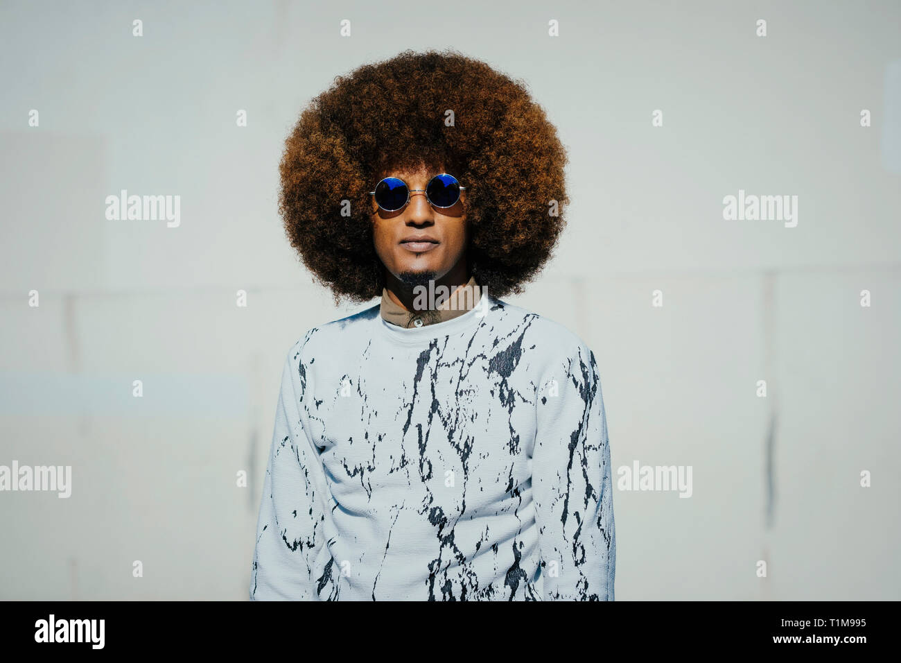 Portrait zuversichtlich, cooler junger Mann mit Afro Stockfoto
