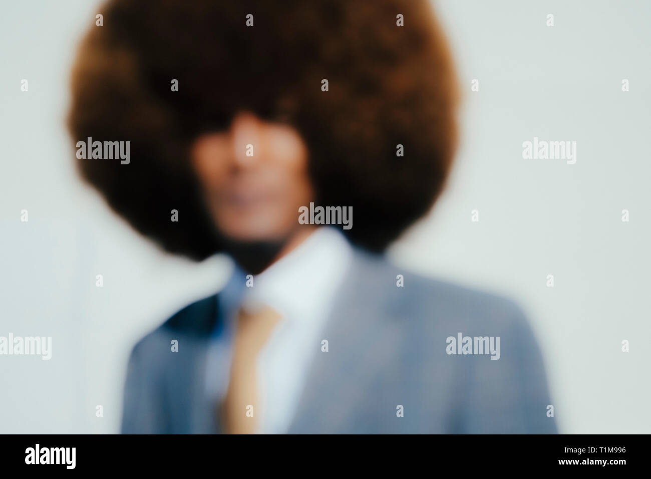 Defokussierten portrait gut gekleideten jungen Mann mit Afro Stockfoto