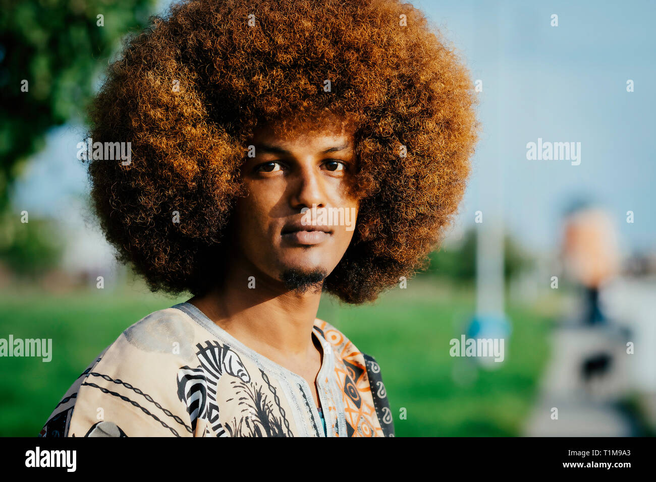 Portrait selbstbewussten jungen Mann mit Afro Stockfoto