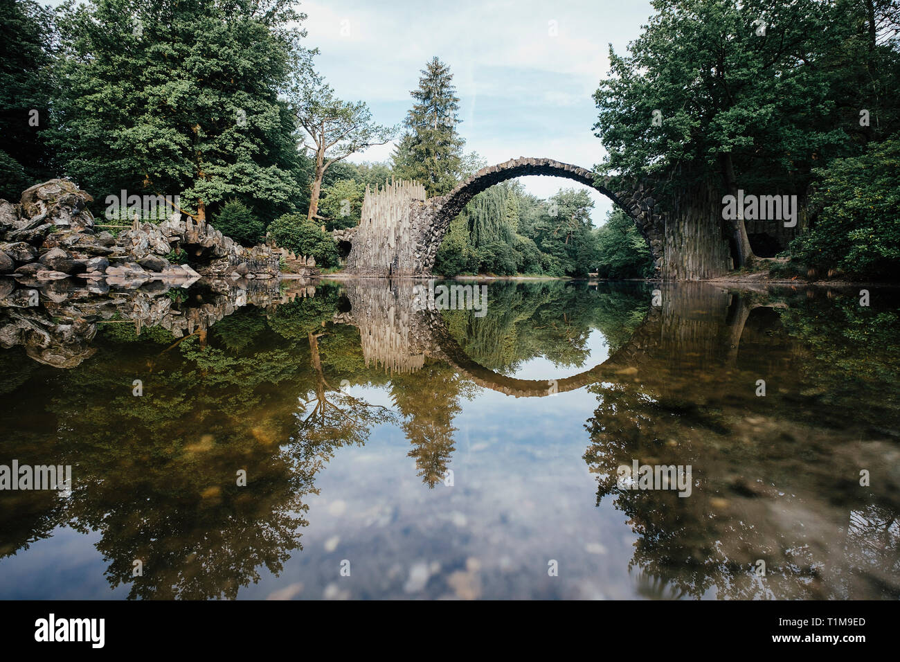 Ruhige Rakotzbruecke Devils Bridge, Rakotzbruecke, Land Brandenburg, Deutschland Stockfoto