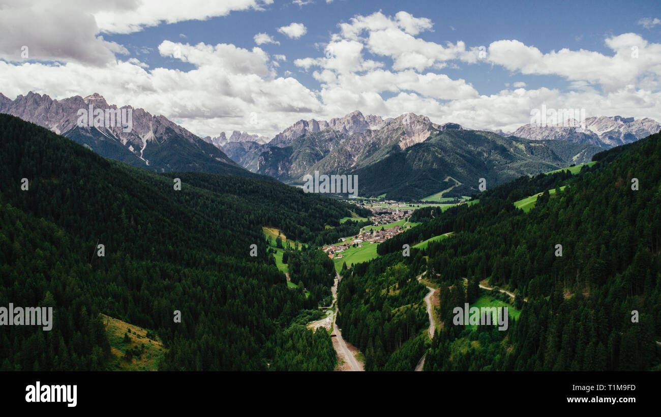 Einen herrlichen Blick auf majestätische Berge und grüne Tal, Drei Zinnen Naturpark, Südtirol, Italien Stockfoto