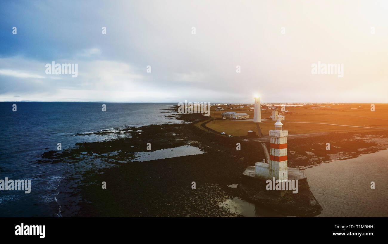 Alte und neue Leuchttürme entlang der Küste, Reykjanesbær, Island Stockfoto