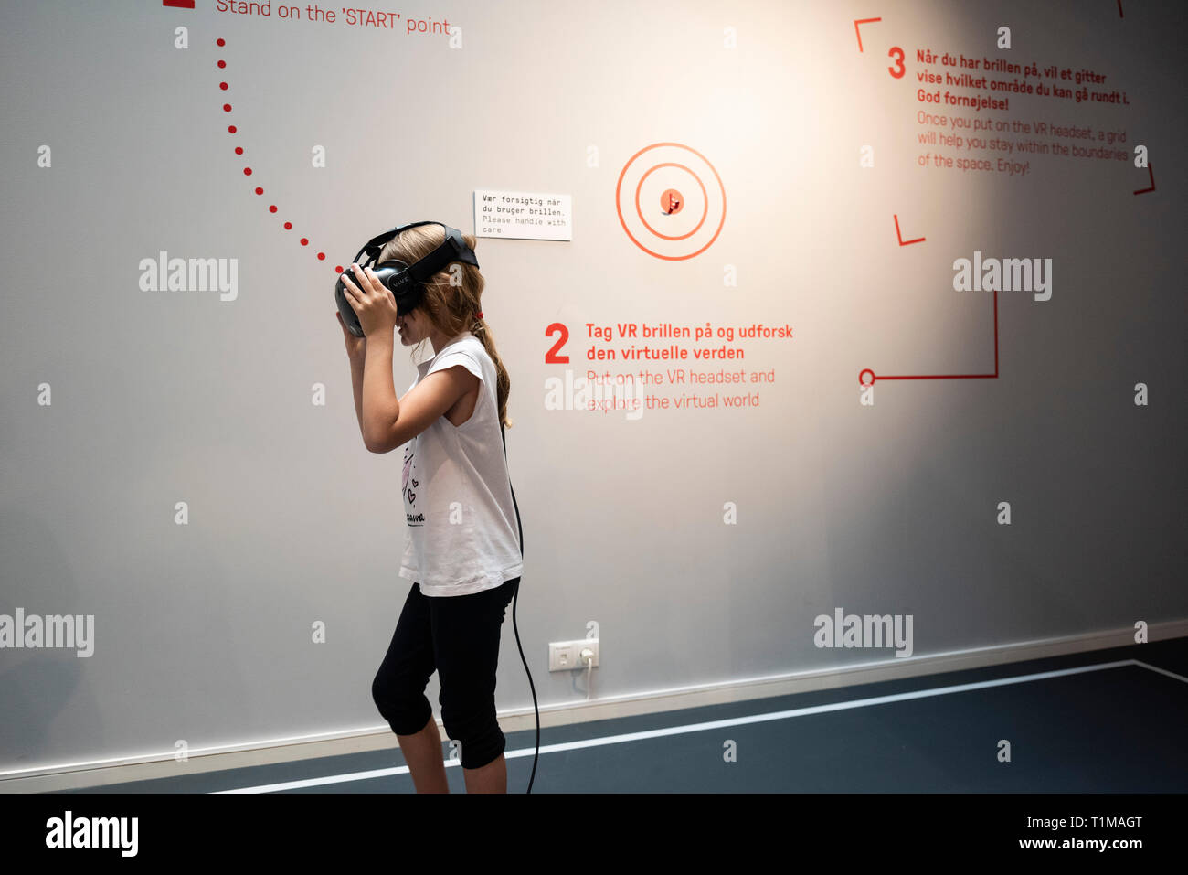 Kopenhagen. Dänemark. Kind mit einem VR (Virtual Reality) Headset mit einer Ausstellung an der Danish Architecture Centre DAC, Bryghuspladsen 10 zu interagieren. Stockfoto