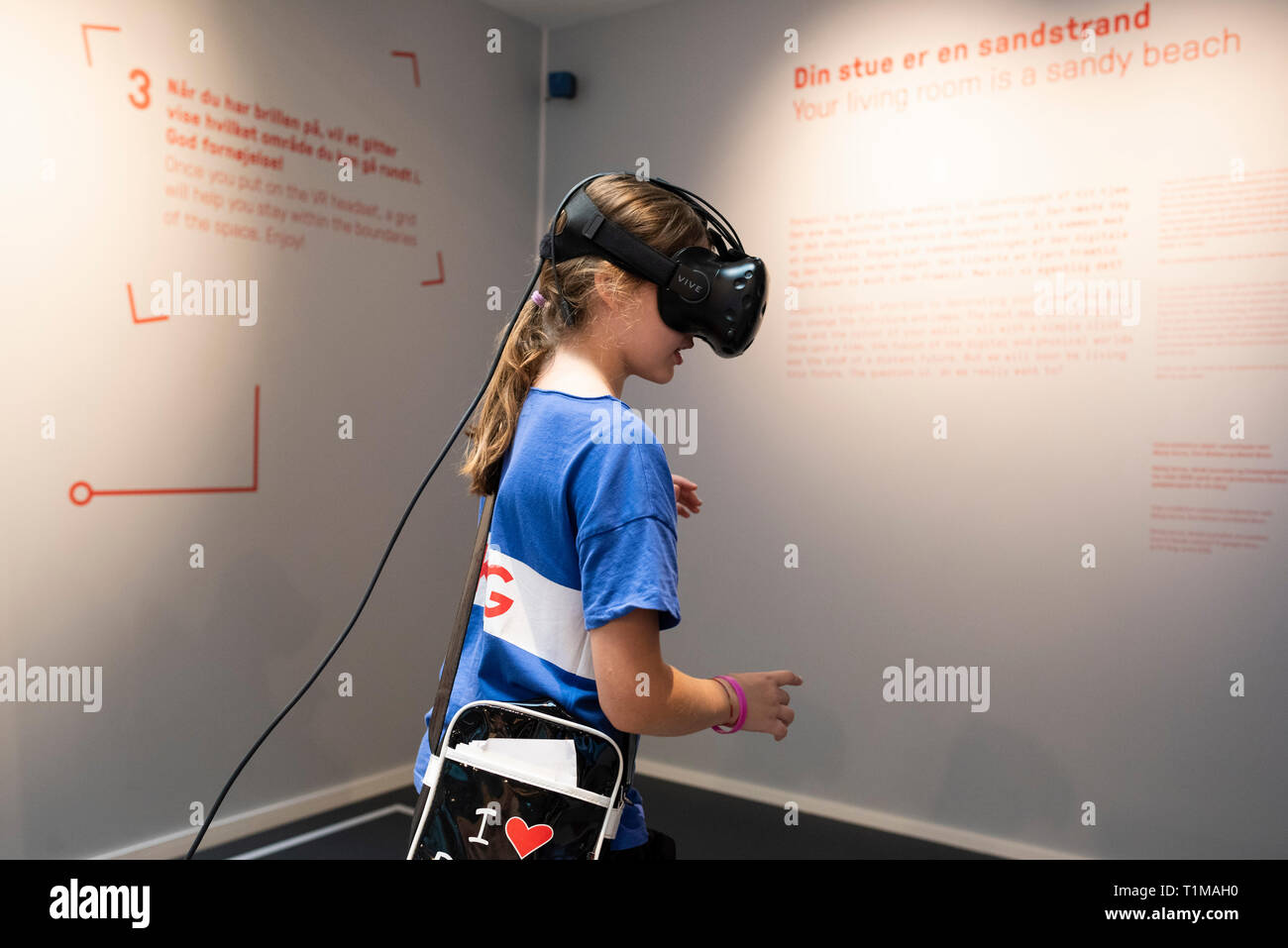 Kopenhagen. Dänemark. Kind mit einem VR (Virtual Reality) Headset mit einer Ausstellung an der Danish Architecture Centre DAC, Bryghuspladsen 10 zu interagieren. Stockfoto