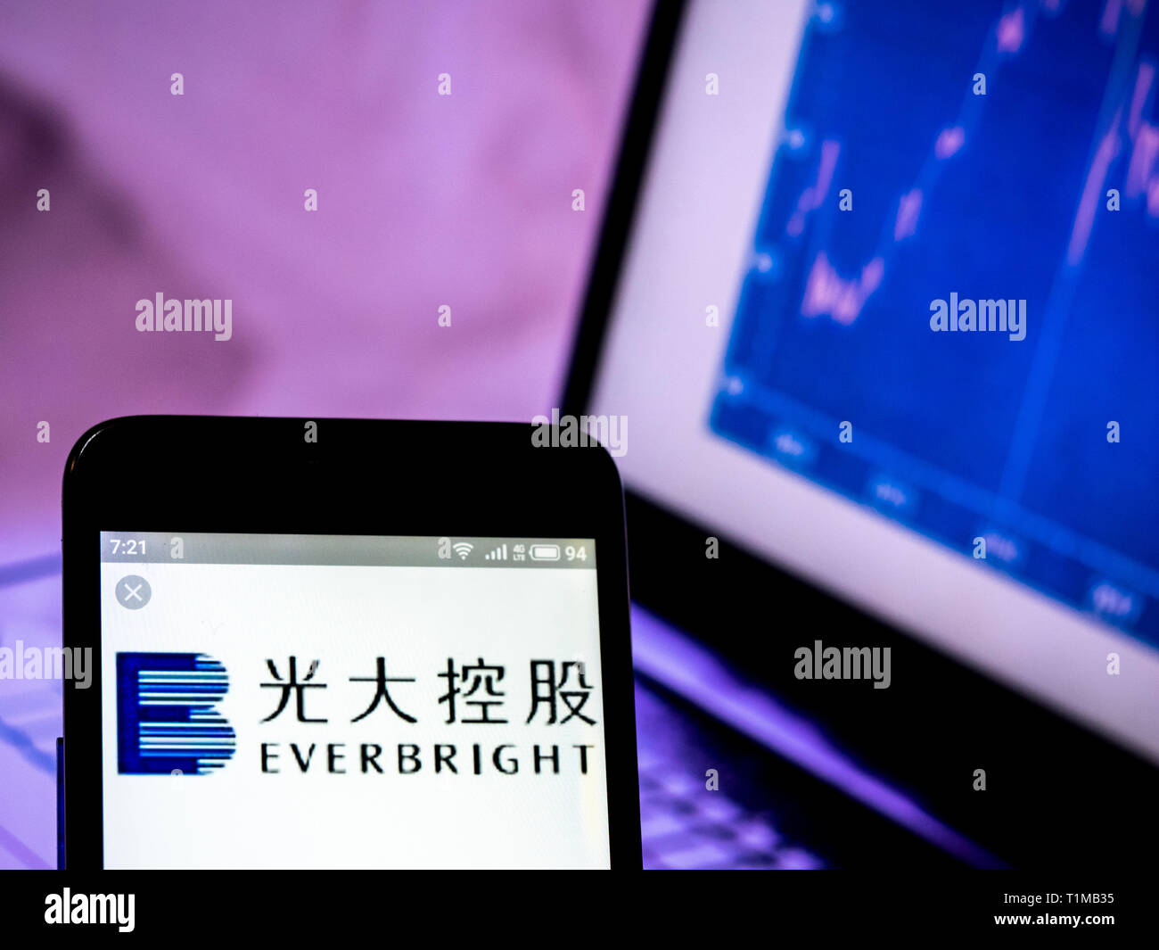 In diesem Foto Illustration einer China Everbright Logo auf einem Smartphone gesehen angezeigt. Stockfoto