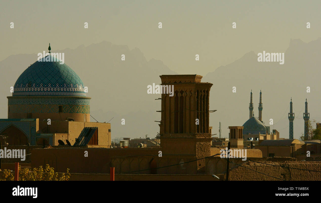 Panorama der antiken Stadt Yazd. Windtürme und Moschee. Iran Stockfoto
