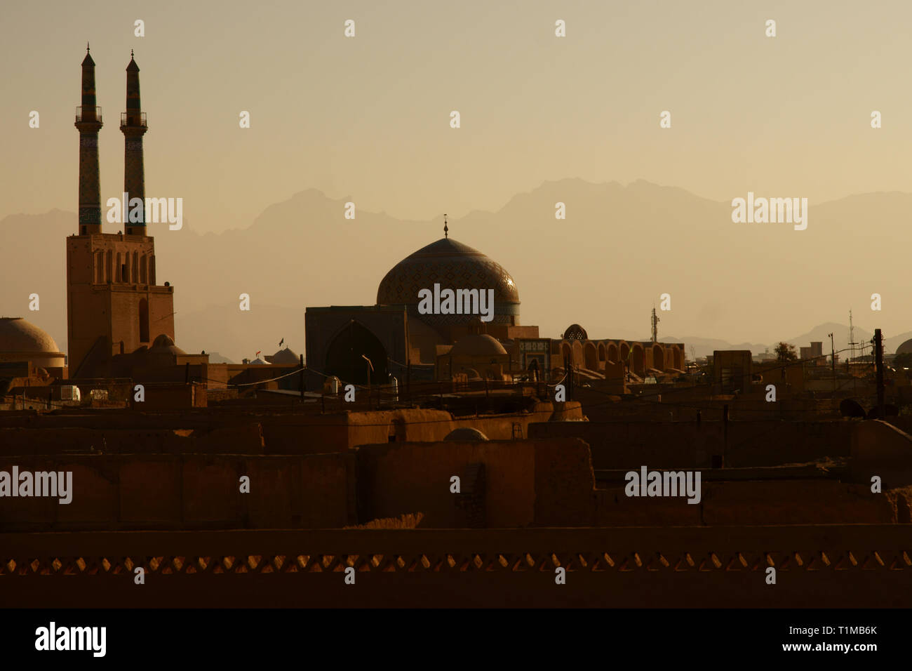 Panorama der antiken Stadt Yazd. Windtürme und Moschee. Iran Stockfoto