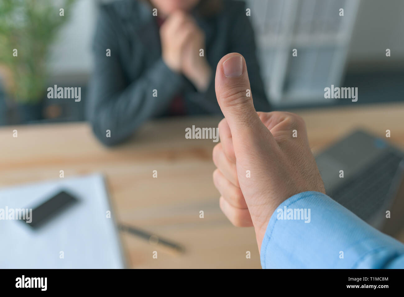 Zufrieden Chef Gestik Daumen bis zu den weiblichen Angestellten im Büro, selektiver Fokus auf Hand indossieren Arbeitnehmer Stockfoto