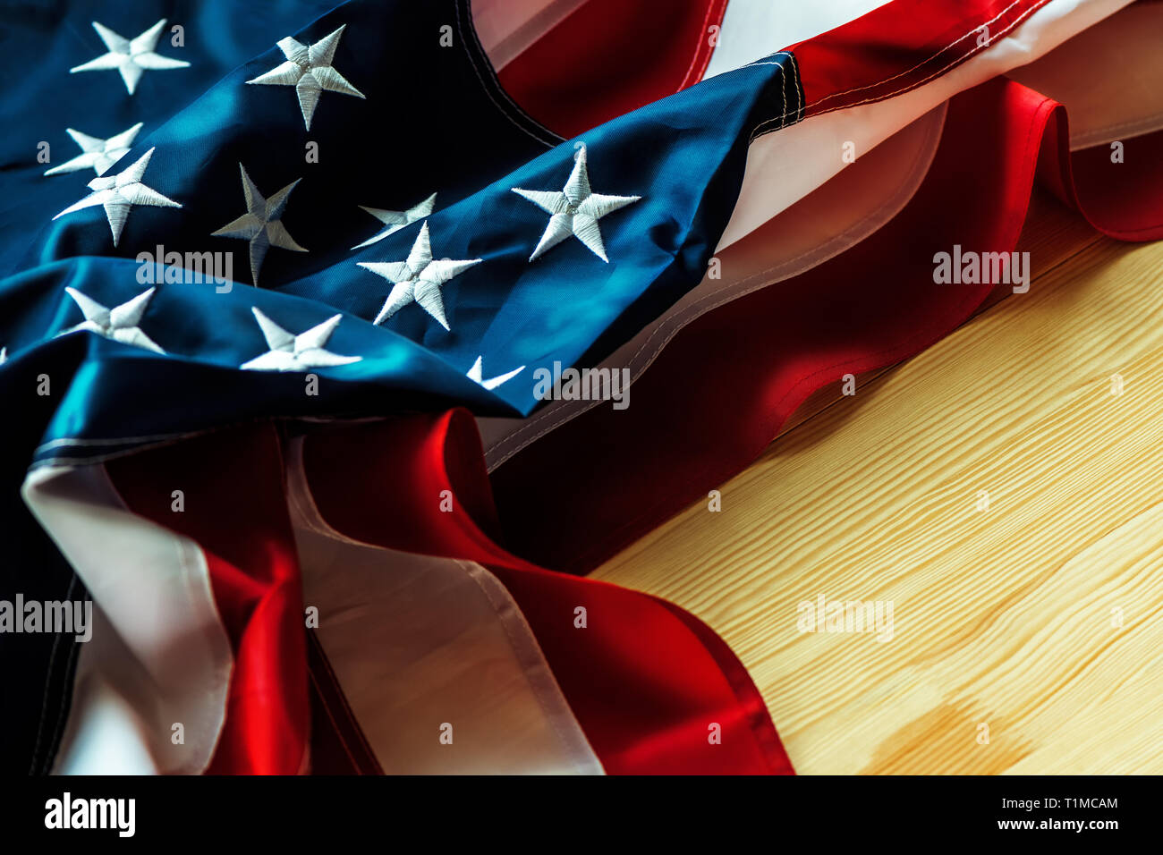 United States Flag Tag Konzept mit der amerikanischen Flagge auf Holz- Hintergrund mit Kopie Raum zerknittert Stockfoto