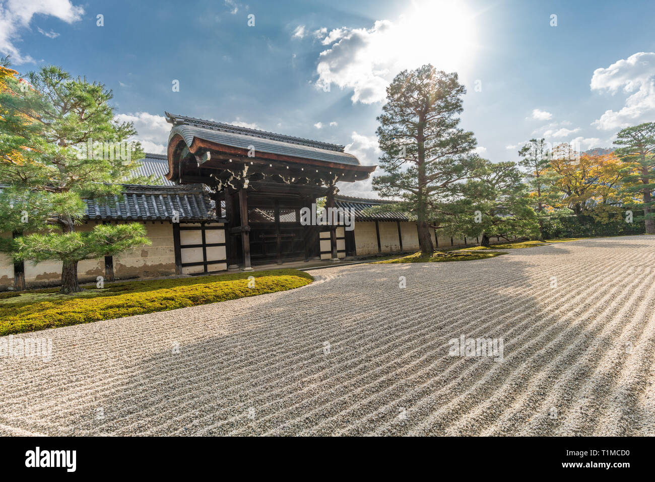 Chumon (mittlere Tor) und ein Teil der Sogenchi Garten Tenryu-ji Temple. als einen besonderen Ort der landschaftlichen Schönheit und UNESCO-Welterbe Stockfoto