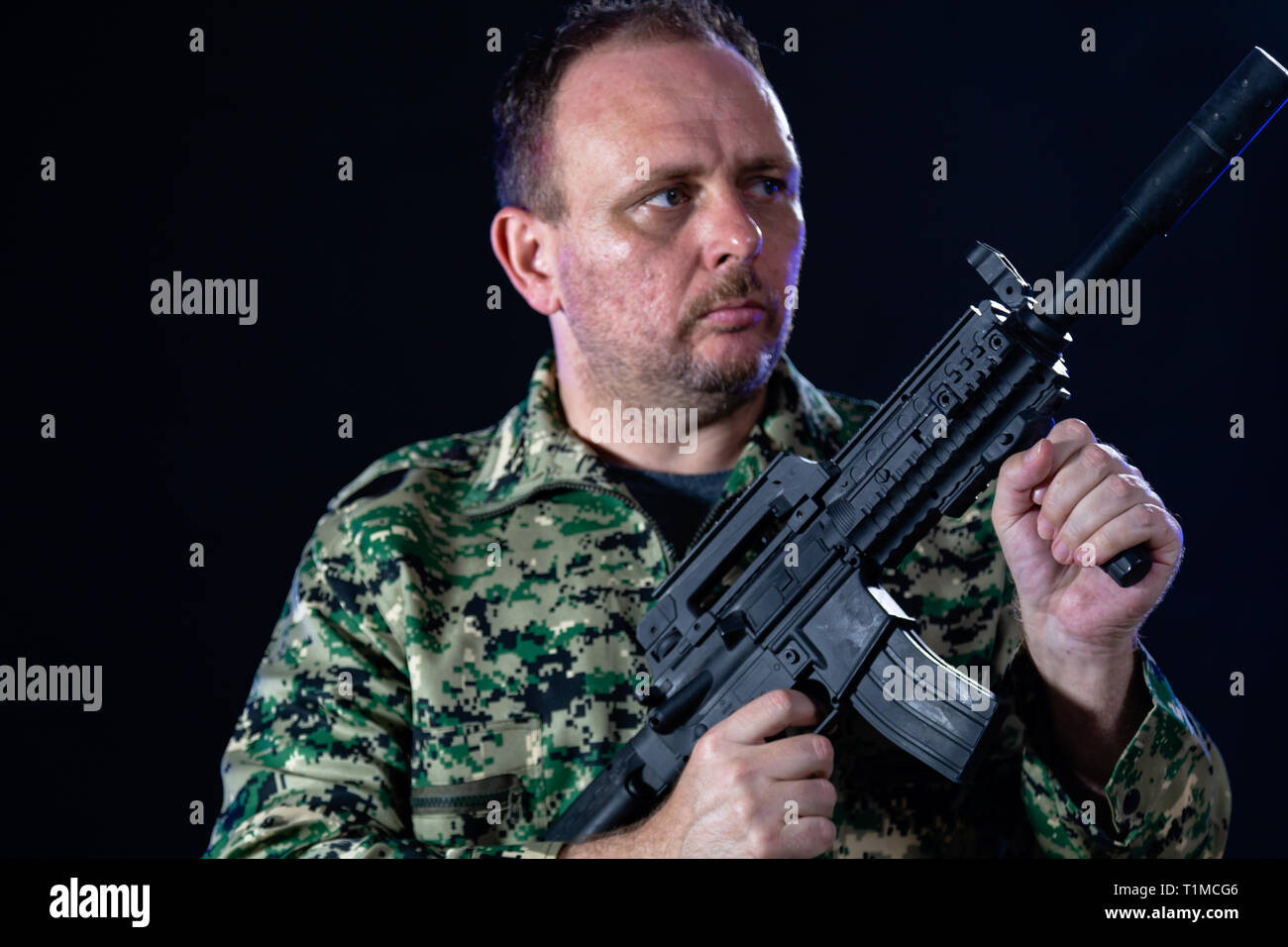 Soldat in der Armee ermüdet Holding Sturmgewehr Stockfoto