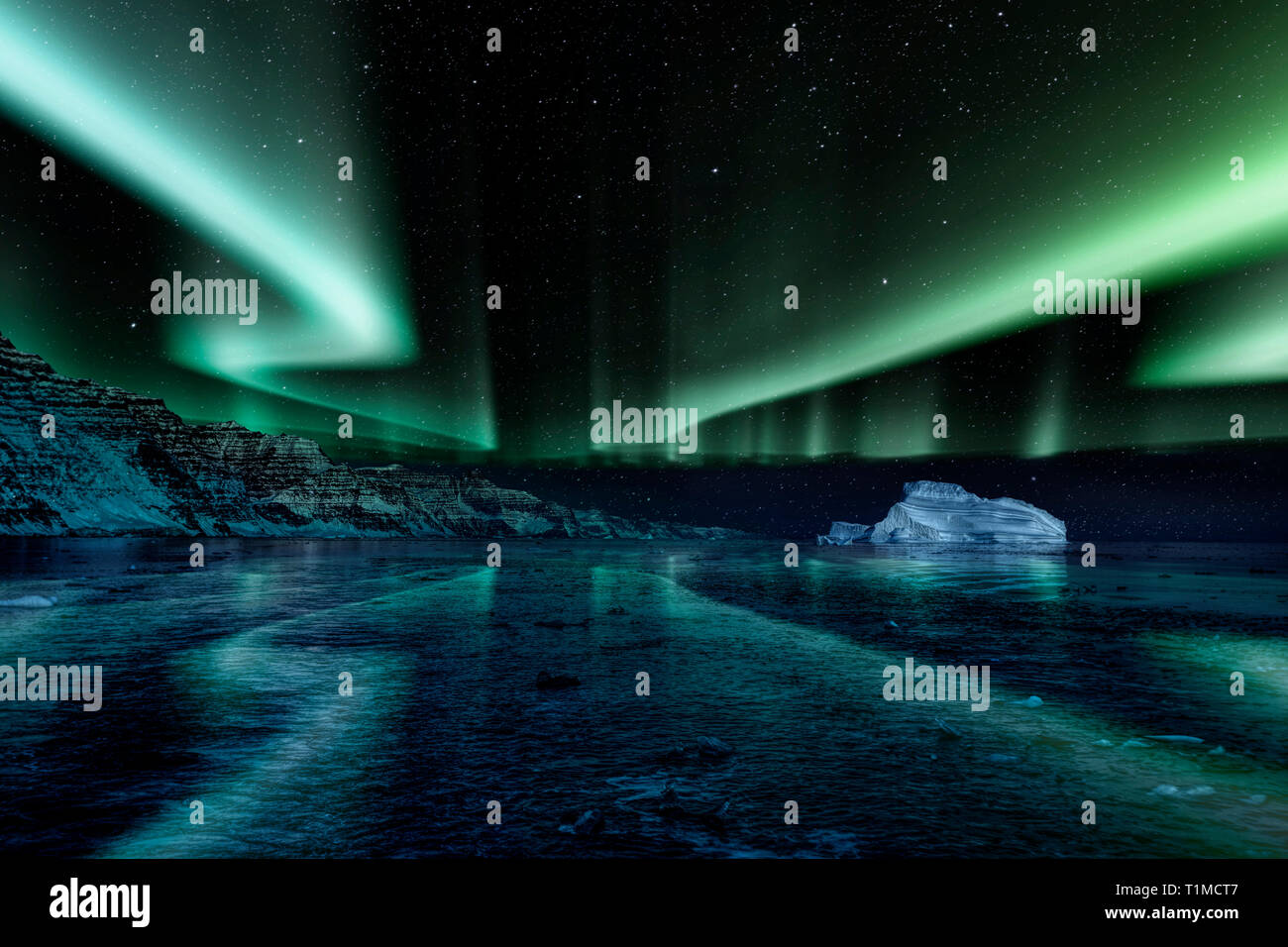 Eisberg floating in Grönland Fjord bei Nacht mit grünem northern lights. Stockfoto