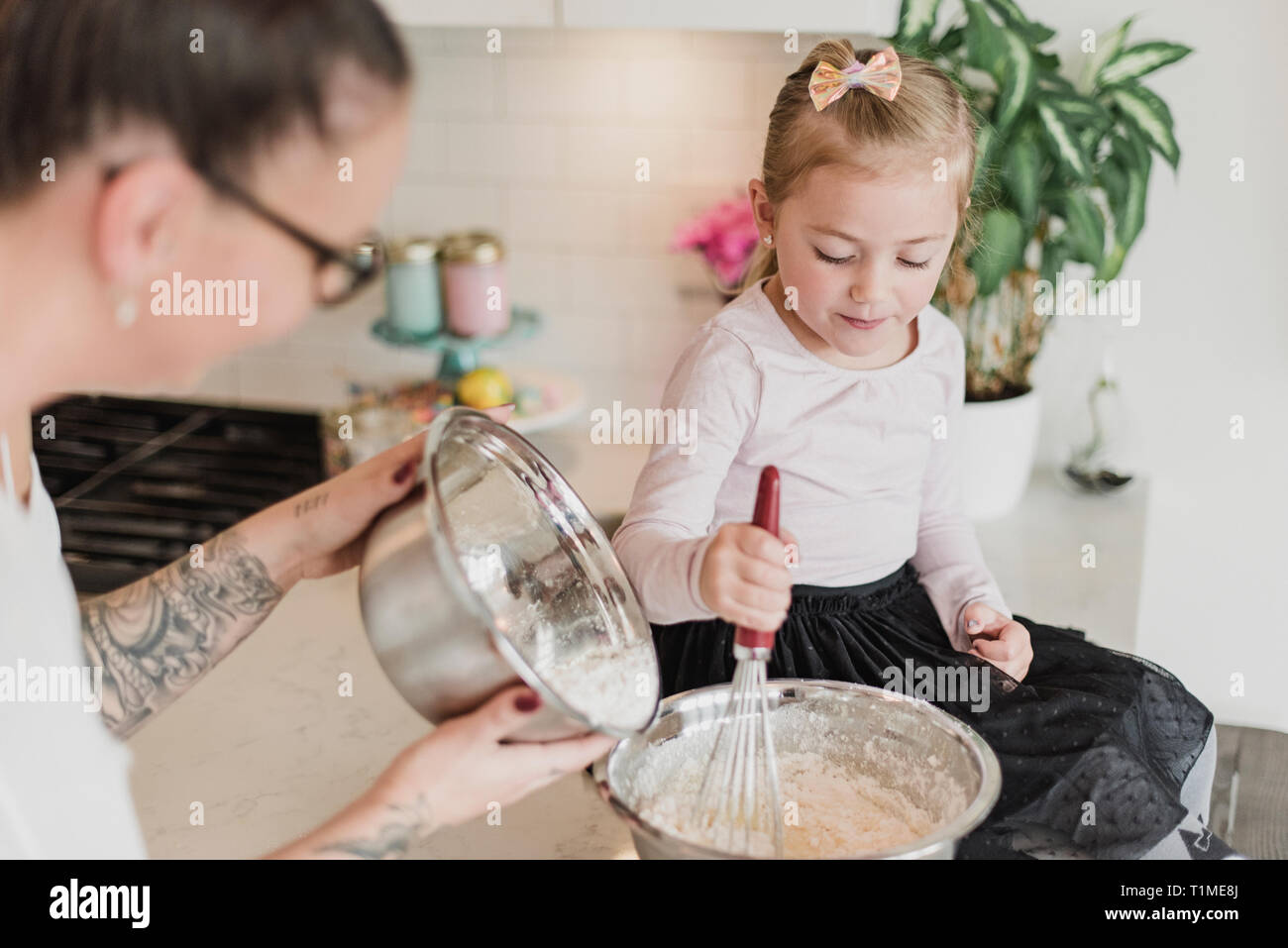 Mutter und Tochter Backen Stockfoto