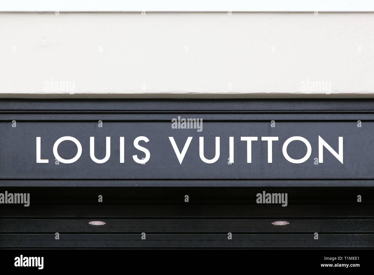 Kopenhagen, Dänemark, 21. Oktober 2018: Louis Vuitton Zeichen an der Wand. Louis  Vuitton ist ein französisches Unternehmen, das in der Mode Accessoires  spezialisiert Stockfotografie - Alamy