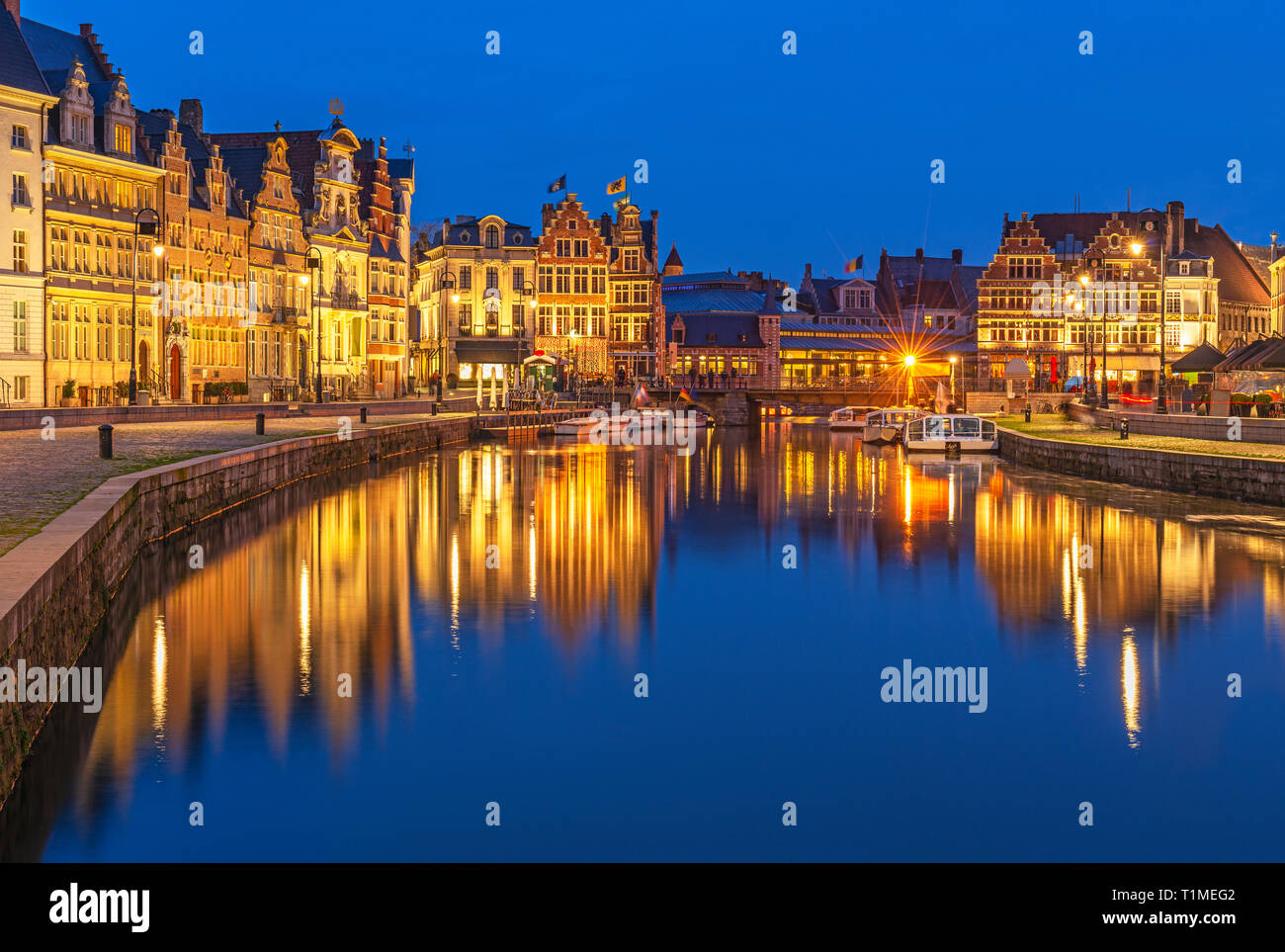 Stadtbild von Ghent (Gent) Stadt während der Blauen Stunde mit seiner historischen flämischer Zunfthäuser, Reflexion im Fluss Leie, Ostflandern, Belgien. Stockfoto