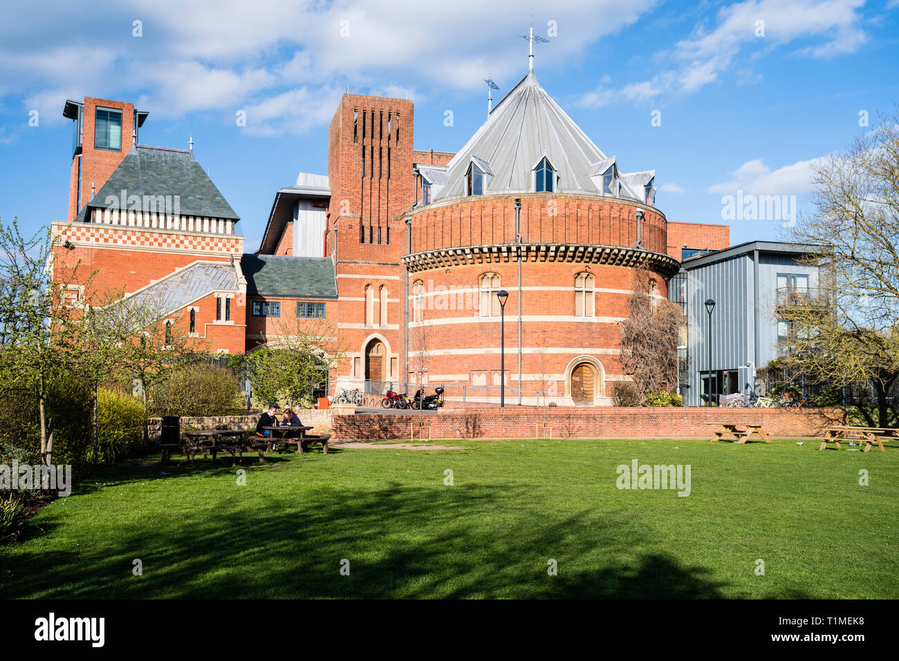 Die Rückansicht des Theater der Royal Shakespeare Company in Stratford-upon-Avon von der River Walk und Park an einem sonnigen Tag. Stockfoto