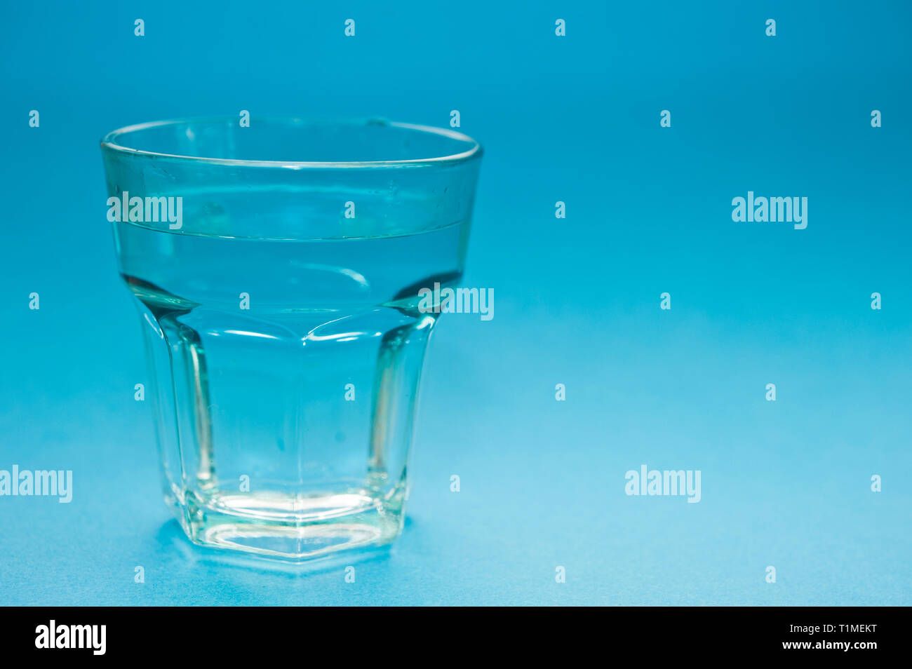 Glas sauberes Wasser - Welt-Wasser-Tageskonzept Stockfoto