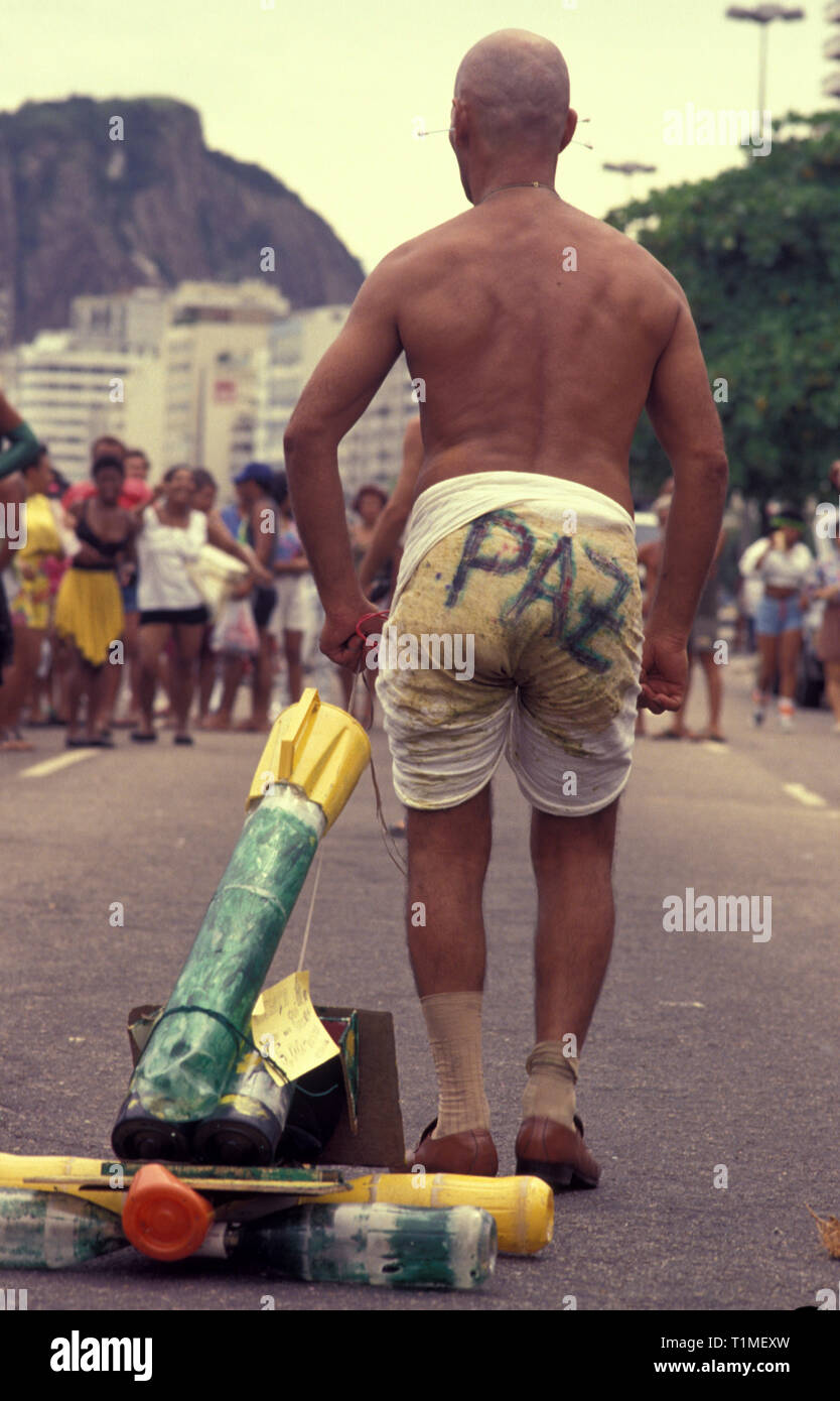 Humor bei Rio de Janeiro Straßenkarneval - Paz in Portugiesisch bedeutet Frieden - Witz in Bezug auf die städtische Gewalt der Stadt - Copacabana Bürgersteig, Brasilien. Stockfoto