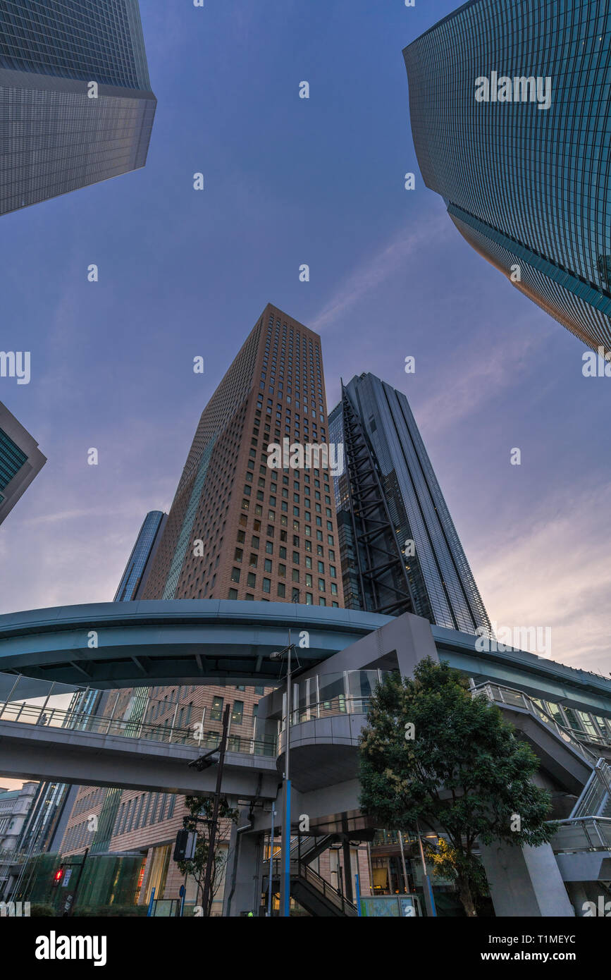Tokyo, Japan - 17. November 2017: Sonnenuntergang von skyscraper Gebäude und yurikamome Station in Shiodome Bezirk in der Nähe von Higashi-Shimbashi Bereich. Royal Stockfoto