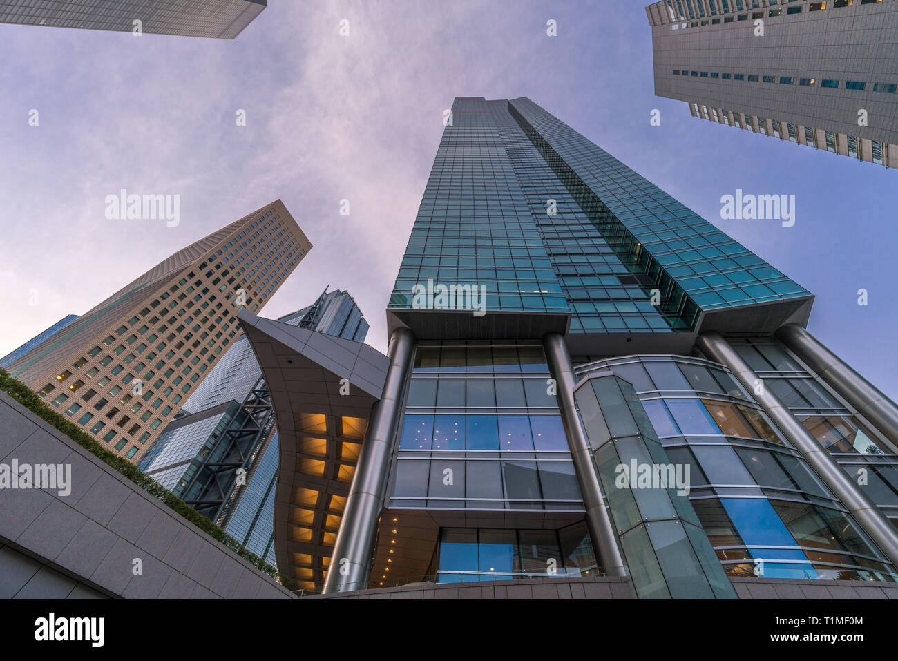 Minato Bezirk, Tokyo, Japan - 17. November 2017: Hochhaus Gebäude in Tokio in der Nähe von Higashi-Shimbashi Bereich. Im Royal Park Shiodome Tower und Shiodome City Stockfoto