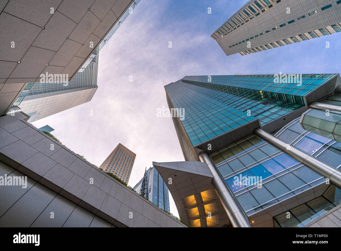 Tokio - November 17, 2017: Hochhaus Gebäude in Tokio in der Nähe von Higashi-Shimbashi Bereich. Panasonic Shiodome Gebäude und Shiodome City Center, Minato Krieg Stockfoto