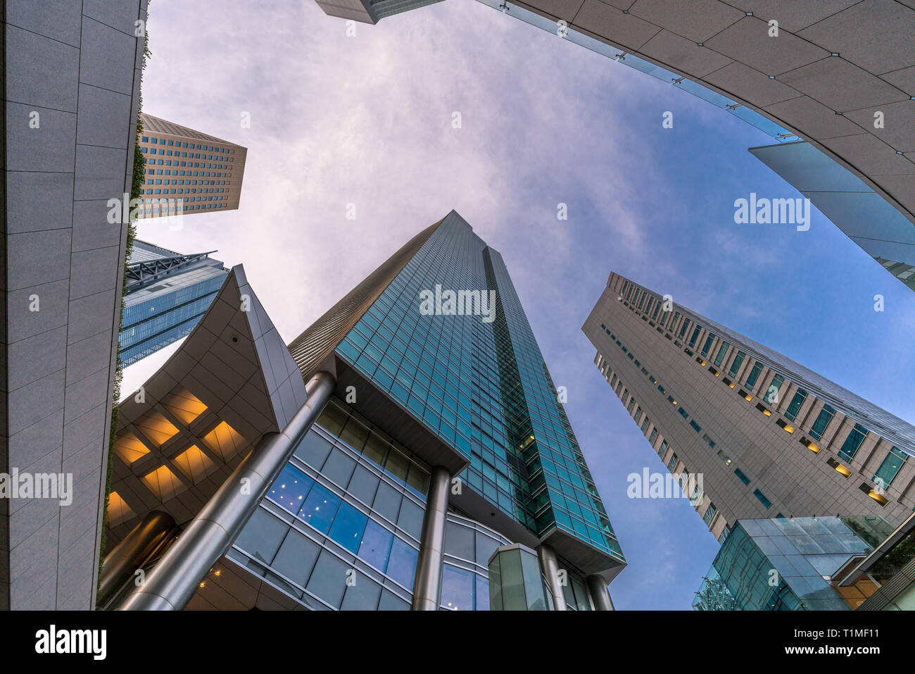 Tokio - November 17, 2017: Hochhaus Gebäude in Tokio in der Nähe von Higashi-Shimbashi Bereich. Panasonic Shiodome Gebäude und Shiodome City Center, Minato Krieg Stockfoto
