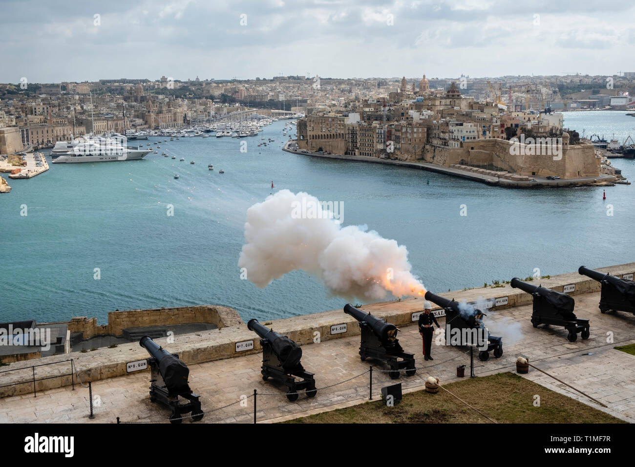 Die traditionelle 12.00 Uhr Kanonen feuern auf den Salutierte Batterie, Valletta, Malta Stockfoto
