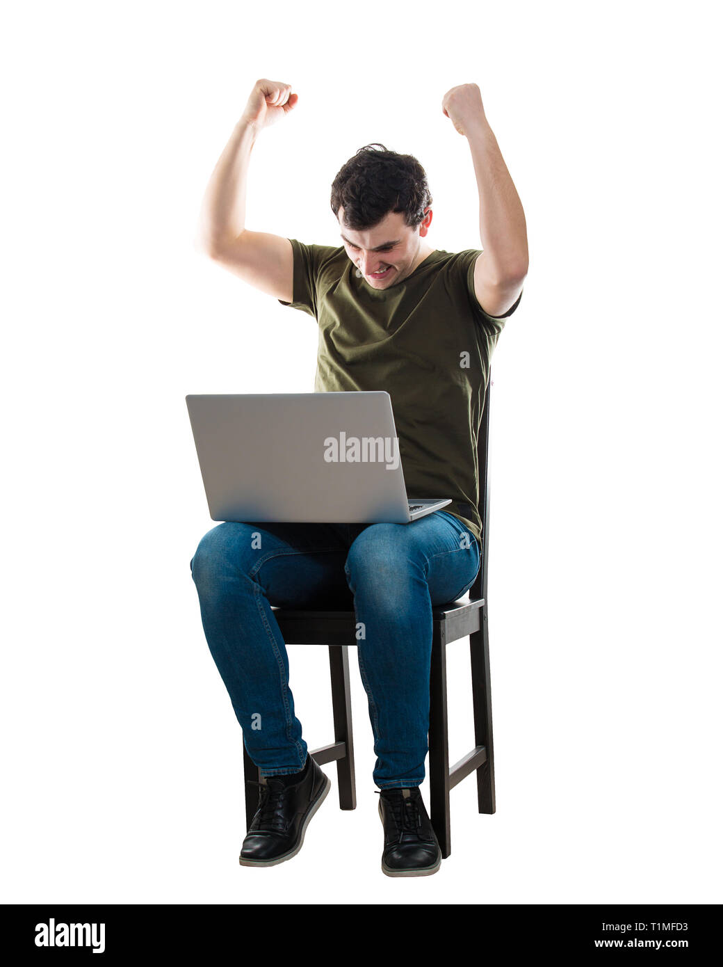 Aufgeregt Mann, mit Laptop auf den Knien, auf einen Stuhl heben die Hände hoch sitzt wie Erfolge feiern auf weißem Hintergrund. Betroffenen Freiberufler Kerl Stockfoto