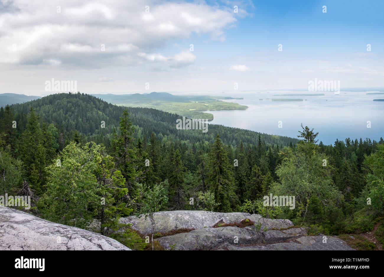 Malerische Landschaft mit See und Sonnenuntergang am Abend im Koli Nationalpark, Finnland Stockfoto