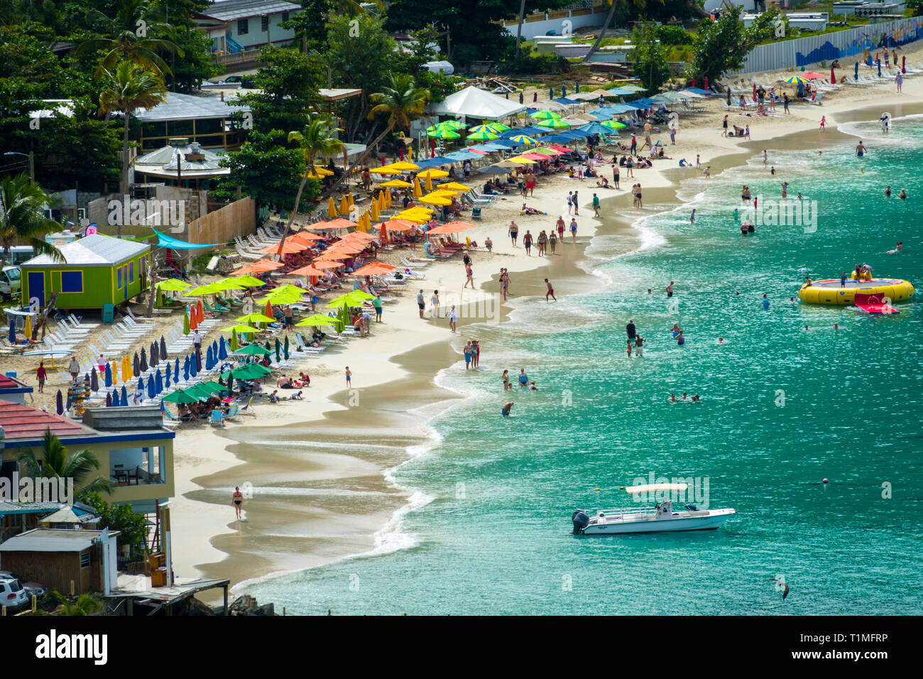 Strand Auf Tortola Ist Die Grosste Der Britischen Jungferninseln In Der Karibik Es Verfugt Uber Mehrere Weisse Sandstrande Einschliesslich Cane Garden Bay Und Stockfotografie Alamy