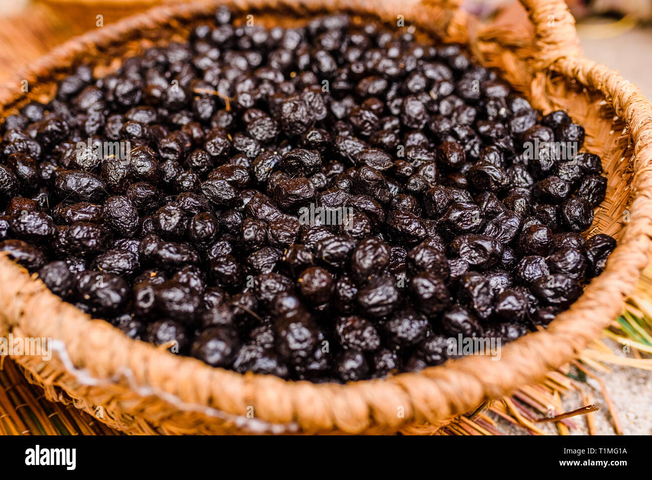 Korb mit nahrhaften getrocknete schwarze Oliven, Snack, typisch für die Mittelmeerländer Stockfoto