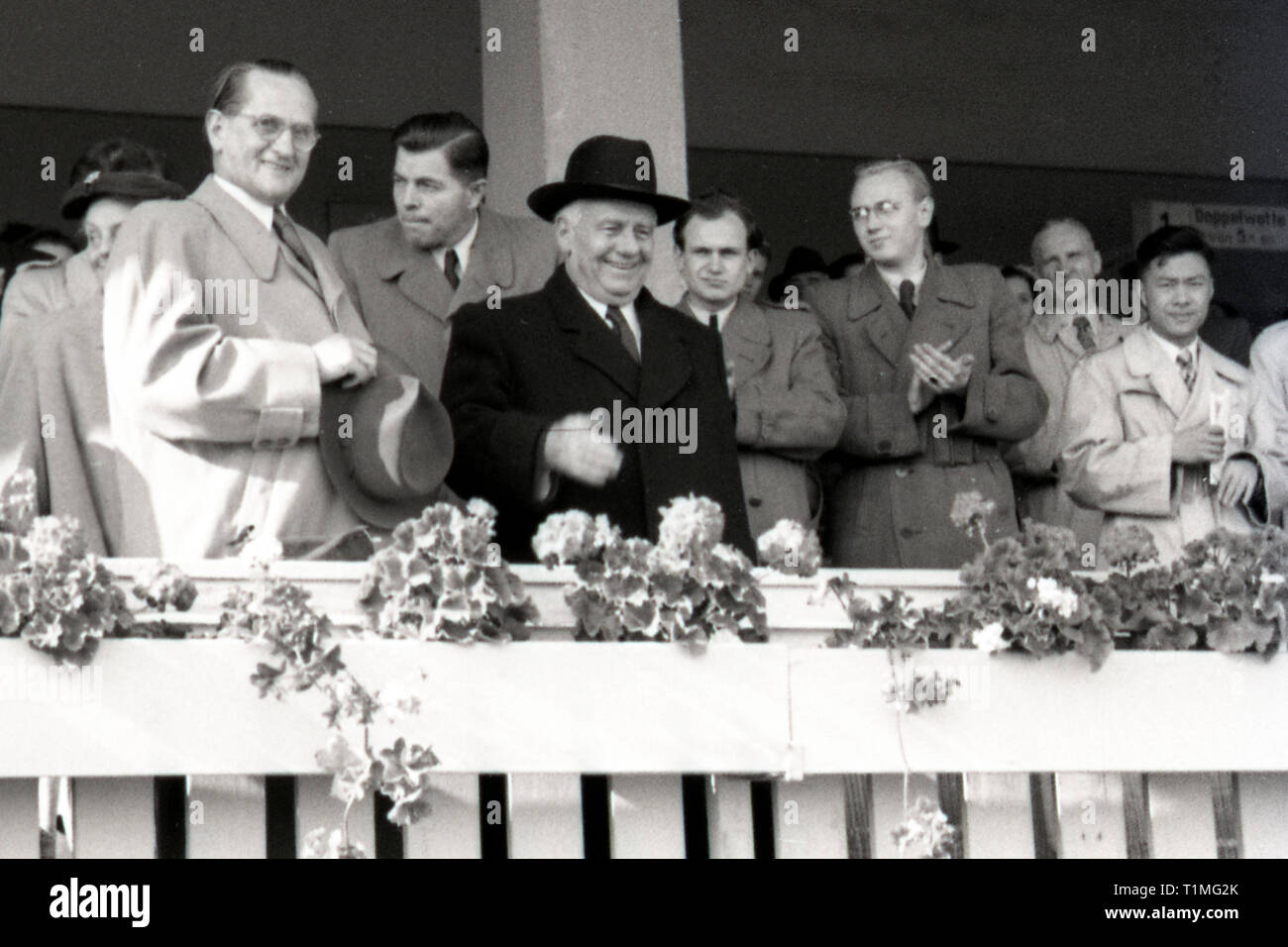 26.09.1954, Hoppegarten, Bezirk Strausberg, DDR - Wilhelm Pieck (dritter von links), Präsident der DDR, auf der Pferderennbahn. 00 S 540926 ein 373 CAROEX.JPG [M Stockfoto