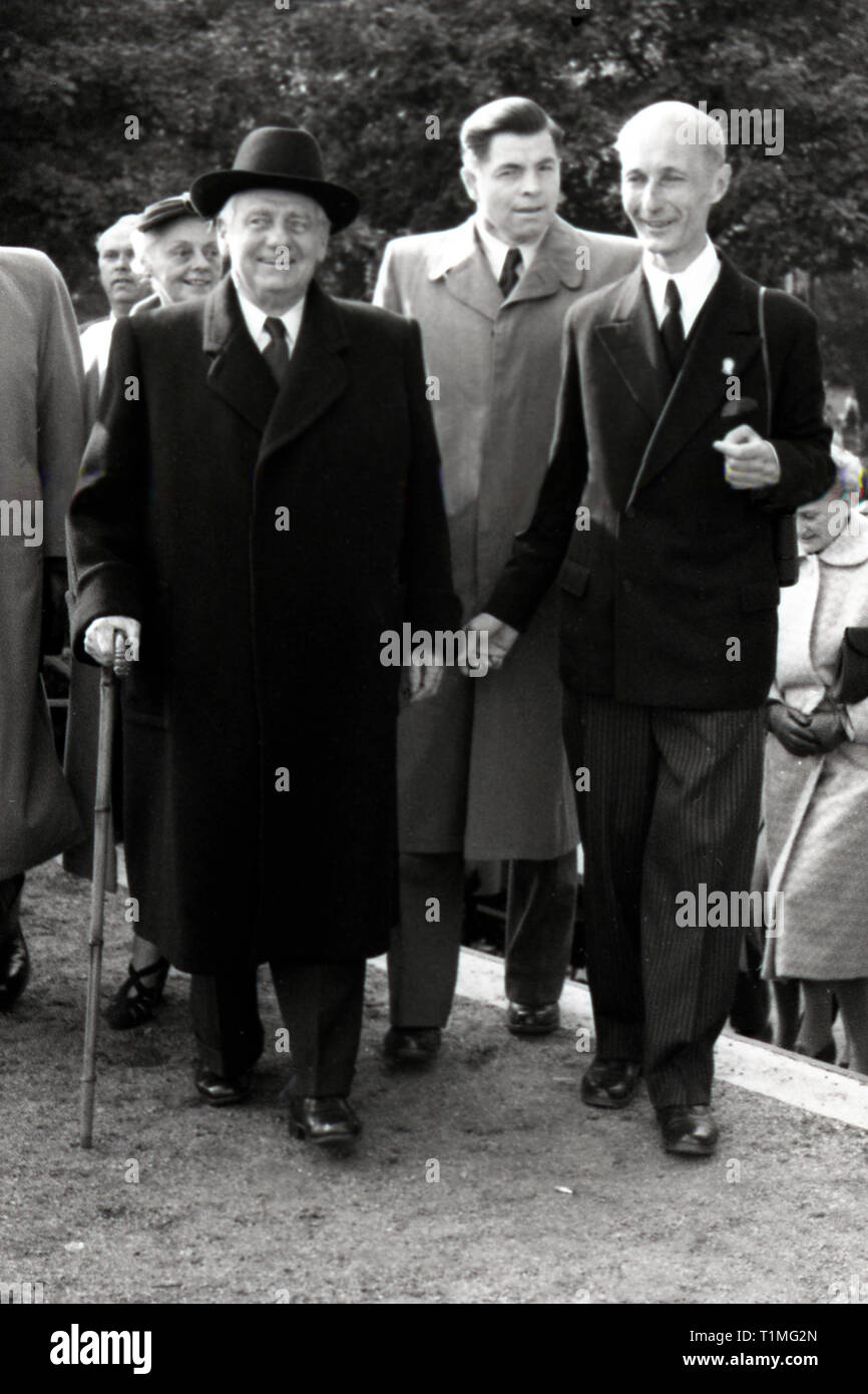 26.09.1954, Hoppegarten, Bezirk Strausberg, DDR - Wilhelm Pieck (links), Präsident der DDR, und Dr. Dr. Günther Gereke (rechts) auf der Pferderennbahn. 0 Stockfoto
