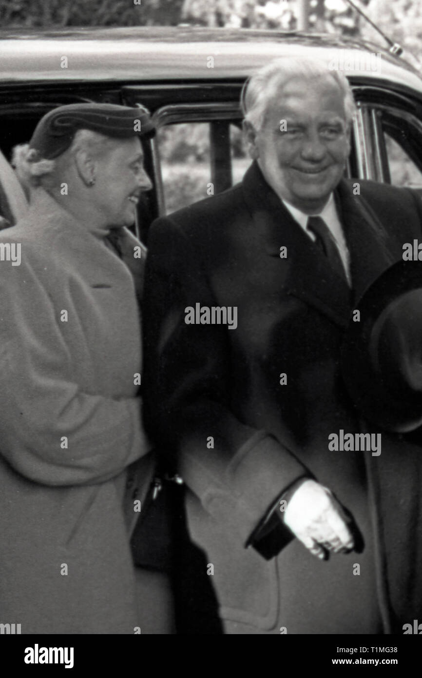 26.09.1954, Hoppegarten, Bezirk Strausberg, DDR - Wilhelm Pieck, Präsident der DDR, kommt an der Pferderennbahn. 00 S 540926 A376 CAROEX.JPG [MODELL RELEA Stockfoto
